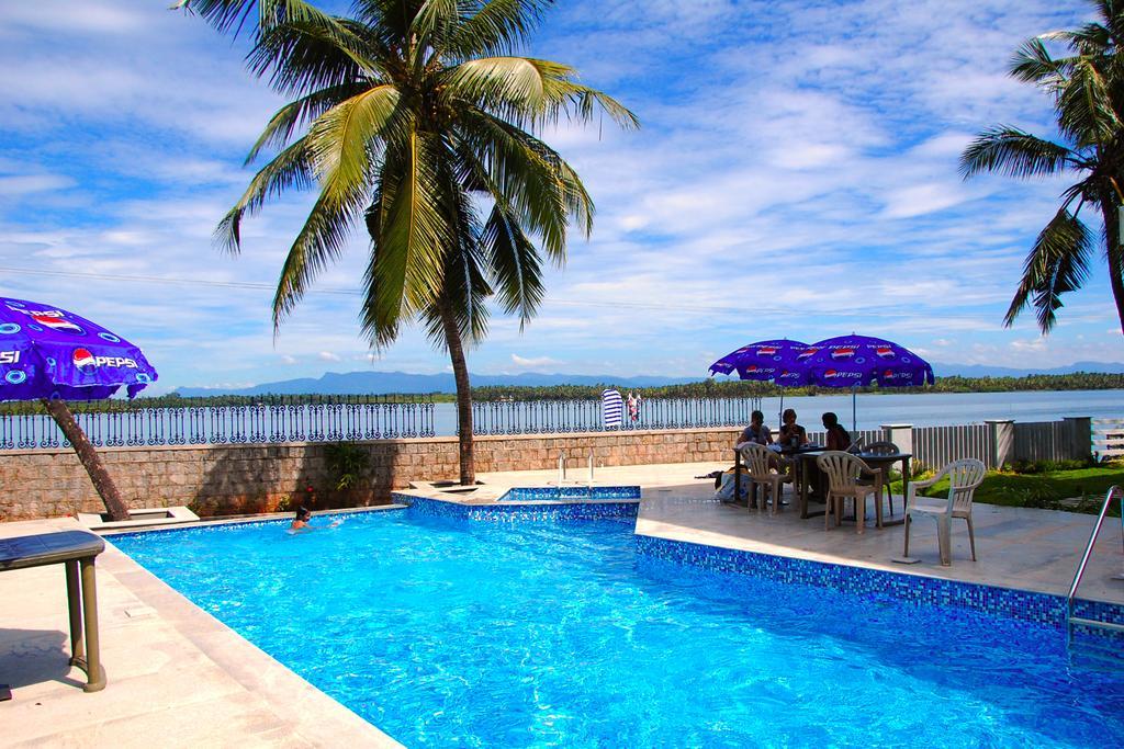 Hotel Blue Waters à Kundapur Extérieur photo