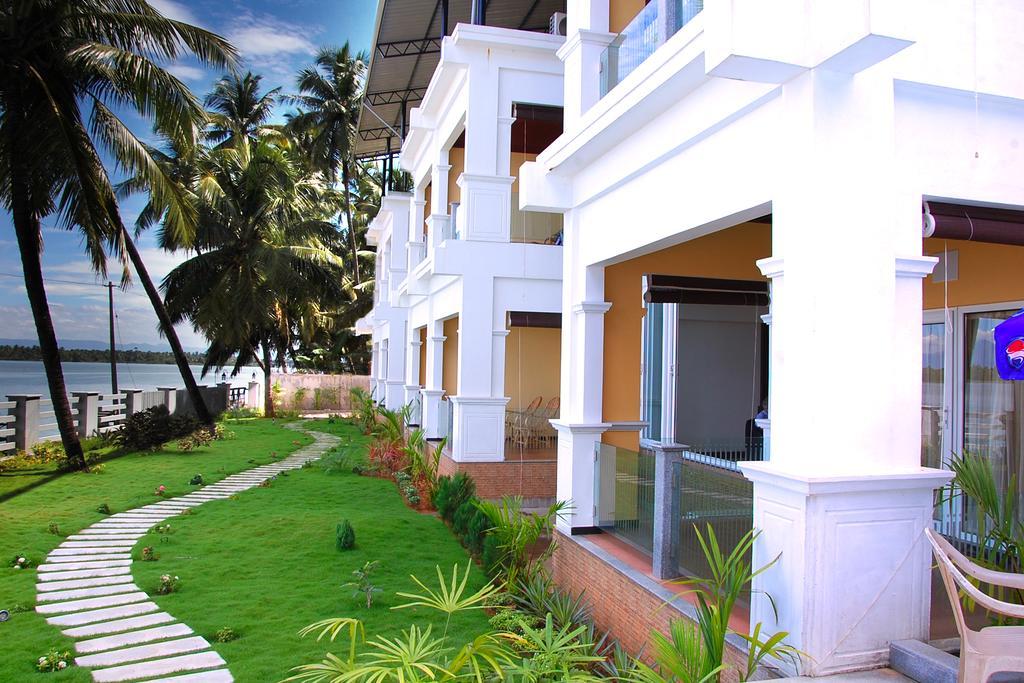 Hotel Blue Waters à Kundapur Extérieur photo